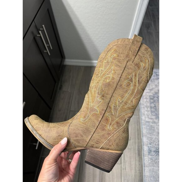 🆕Women Tan Synthetic Embroidered Pointy Toe Comfortable Chunky Heel Boot - Picture 3 of 11